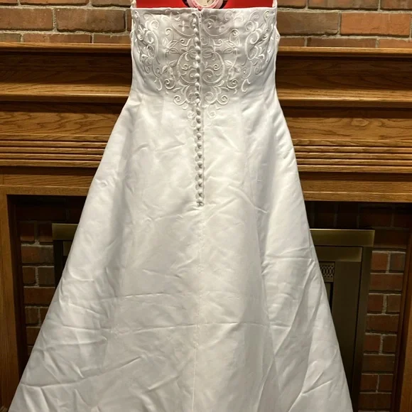 EUC Sz 16W Davids Bridal satin embroidered gown w chapel train 95268